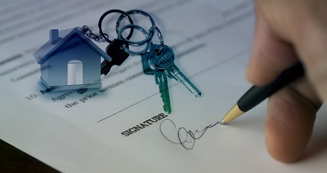 Buyer signing a home purchase contract from a licensed realtor